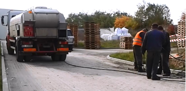 Korzystamy ze specjalnych samochodów ciężarowych WUKO wyspecjalizowanych do przepychania kanalizacji zewnętrznej. 